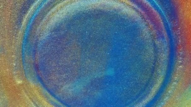 Arte fluida. astrazioni liquide. Polvere d'oro stellata. Ruscelli astratti di colore rosso vivo e pastello chiaro con polvere d'oro sparsa sul piano su fondo blu. Struttura in marmo. — Video Stock