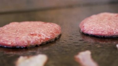 Sandviç için pirzola. Sokak yemeği. Kızarmış domuz pastırması. fast food.