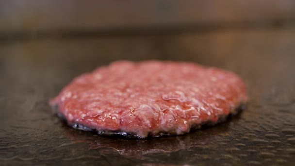 Cutlet voor een broodje. Straatvoedsel. Gemaakt van gehakt gebakken op een hete grill voor het koken van een Burger. fast food. — Stockvideo