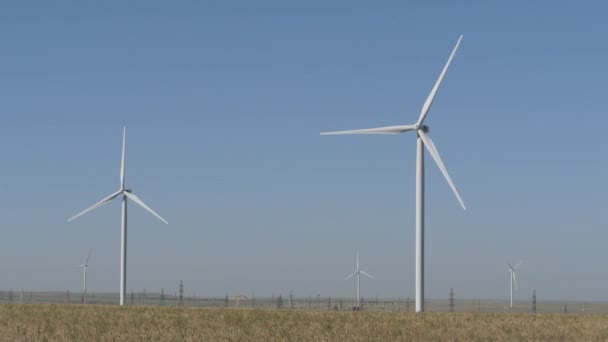 Wind generator. Umweltfreundliche Systeme. Stromerzeugung. — Stockvideo