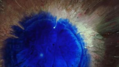 Soyut Grunge Renk Mürekkepli Patlama Arkaplanı daraltıyor. Mavi, kırmızı, beyaz gökkuşağı renkleriyle ayrıntılı arkaplan hareketi.