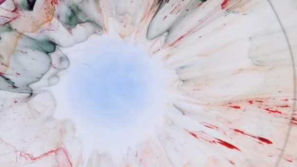 アブストラクトグランジカラーインク塗料拡散爆発狭い宇宙爆発背景。青、赤、白の虹色の詳細な背景の動き. — ストック動画