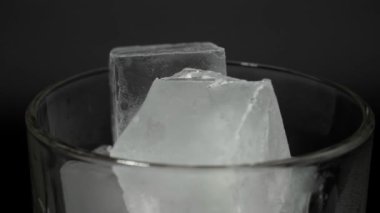 Siyah arka planda buzlar..