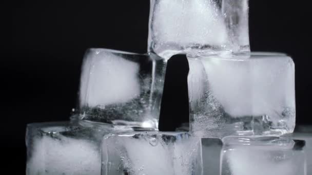 Cubos de hielo sobre fondo negro. — Vídeo de stock