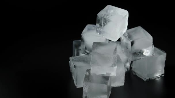 Cubes de glace sur fond noir. — Video