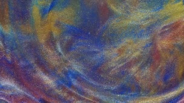 Arte fluida. astrazioni liquide. Polvere d'oro stellata. Ruscelli astratti di colore rosso vivo e pastello chiaro con polvere d'oro sparsa sul piano su fondo blu. Struttura in marmo. — Video Stock