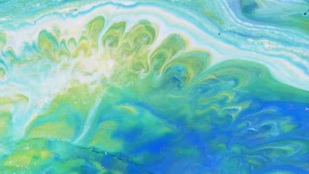 Corrientes de pastel de luz abstracta fluyen a lo largo del plano sobre un fondo azul. Textura de mármol. Arte fluido. Abstracciones líquidas. — Vídeo de stock