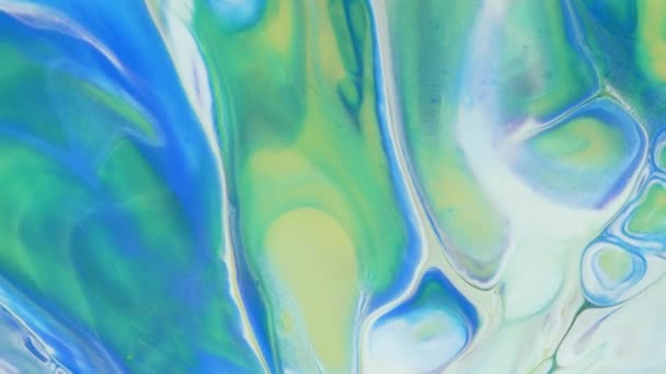 Αφηρημένη φως παστέλ ρεύματα ρέουν κατά μήκος του επιπέδου σε ένα μπλε φόντο. Μαρμάρινη υφή Υγρή τέχνη. Υγρές αφαιρέσεις. — Αρχείο Βίντεο