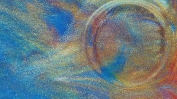 Arte fluida. astrazioni liquide. Polvere d'oro stellata. Ruscelli astratti di colore rosso vivo e pastello chiaro con polvere d'oro sparsa sul piano su fondo blu. Struttura in marmo. — Video Stock