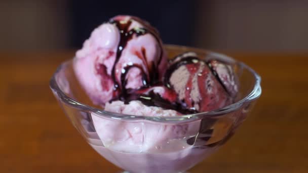 Helado en forma de bolas de colores. Una porción de helado surtido en un tazón claro. — Vídeos de Stock