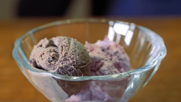 Helado en forma de bolas de colores. Una porción de helado surtido en un tazón claro. — Vídeos de Stock