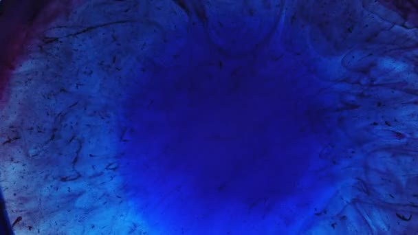 Abstrakt grungefargeblekk - spredningseksplosjon - smalning - bakgrunnen for romeksplosjonen. Detaljert bakgrunnsbevegelse med blå, rød, hvit regnbuefarge. – stockvideo