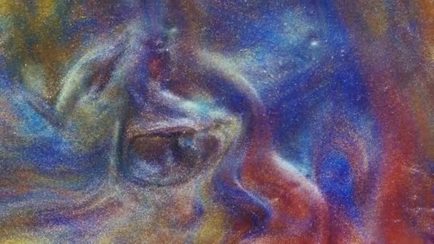 Arte fluida. astrazioni liquide. Polvere d'oro stellata. Ruscelli astratti di colore rosso vivo e pastello chiaro con polvere d'oro sparsa sul piano su fondo blu. Struttura in marmo. — Video Stock