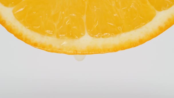 Naranja sobre fondo blanco. Gotas de gota. — Vídeos de Stock