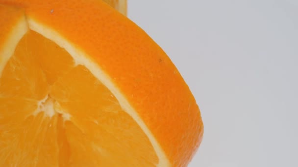 Pomeranč na bílém pozadí. — Stock video