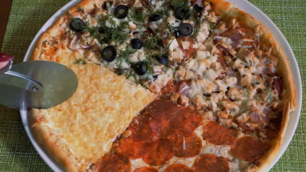 Ιταλική πίτσα σε λεπτή ζύμη. Πίτσα τέσσερις εποχές. — Αρχείο Βίντεο