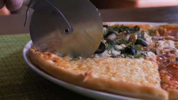 Włoska pizza na cienkim cieście. Pizza cztery sezony. — Wideo stockowe