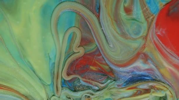 Os fluxos pastel vermelho brilhante e claro abstrato fluem através do plano em um fundo azul. Textura de mármore. Arte fluida. Abstrações líquidas. — Vídeo de Stock