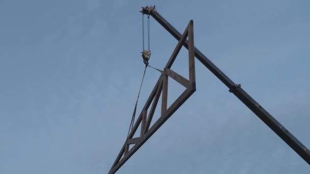 Bouwwerkzaamheden. Installatie van een houten truss op het dak van een particulier huis. — Stockvideo