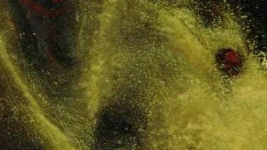 Beyaz girdaplı ve akımlı altın hareketli arka plan. Akışkan sanat. Sıvı soyutlamalar. Derin mürekkep boşlukları. Soyut renkli arkaplan taşınıyor. Derin mürekkep boşlukları.