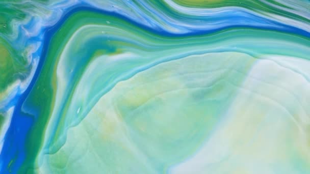 Fluxos de pastel claro abstrato fluem ao longo do plano sobre um fundo azul. Textura de mármore. Arte fluida. Abstrações líquidas. — Vídeo de Stock