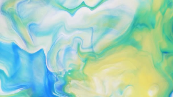 抽象的な光パステルストリームは、青い背景に飛行機に沿って流れます。大理石の質感。流体芸術。液体の抽象化. — ストック動画
