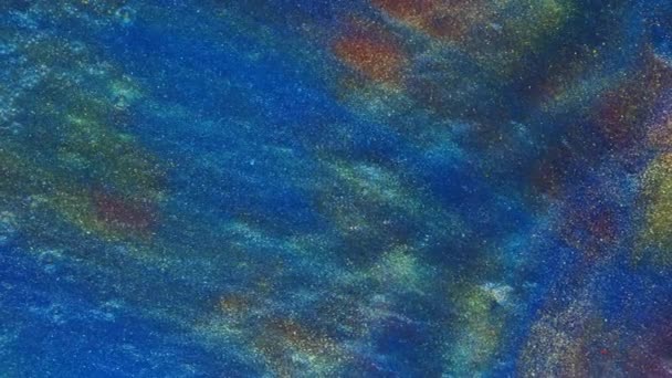 Arte fluida. astrazioni liquide. Polvere d'oro stellata. Ruscelli astratti di colore rosso vivo e pastello chiaro con polvere d'oro sparsa sul piano su fondo blu. Struttura in marmo. — Video Stock