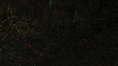 Beyaz girdaplı ve akımlı altın hareketli arka plan. Akışkan sanat. Sıvı soyutlamalar. Derin mürekkep boşlukları. Soyut renkli arkaplan taşınıyor. Derin mürekkep boşlukları.