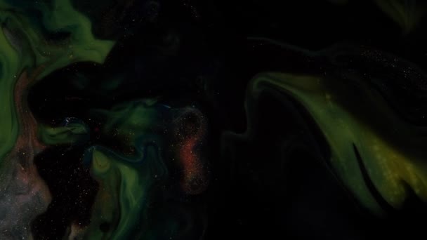 緑、赤、青、黒の動きの背景。流体芸術。液体の抽象化。深いインクのブランク。抽象的なカラフルな背景を移動します。深いインクのブランク. — ストック動画