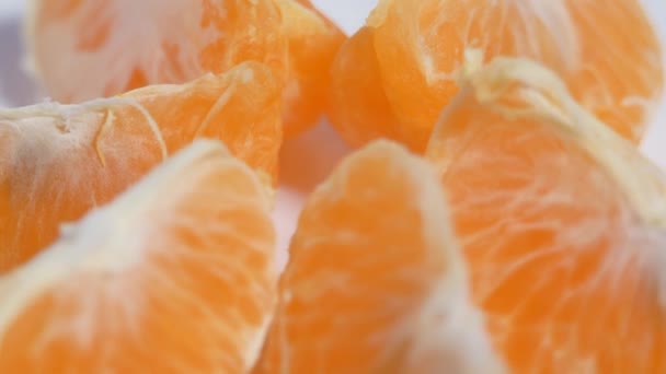 Tangerine slices on a rotating table. — Stock Video