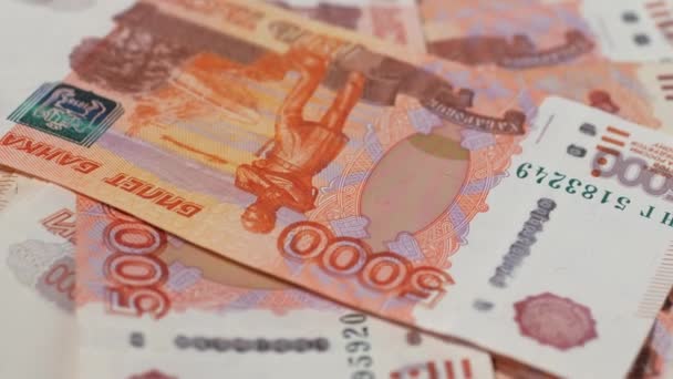 5000 rublos rusos. Montón de billetes de cinco mil rublos rusos. — Vídeos de Stock