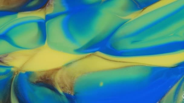 Blå, gul, grön, ränder på en färgstark bakgrund. Abstrakt ljus pastell strömmar flyter längs planet på en blå bakgrund. Marmorstruktur. Vätskekonst. Flytande abstraktioner. — Stockvideo