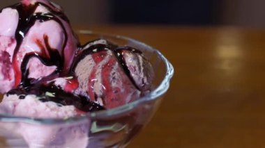 Renkli toplar şeklinde dondurmalar. Temiz bir kasede bir çeşit dondurma..