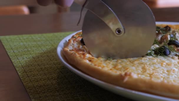 Włoska pizza na cienkim cieście. Pizza cztery sezony. — Wideo stockowe