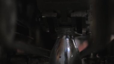 Otomatik meyve suyu koruma hattı. Donanım hata ayıklama. Otomatik vida sıkma hattı. Cam şişenin kapak büküm sistemini kuruyorum..