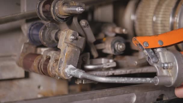 Lubricación de los componentes de la máquina con aceite sólido, grasa, grasa de preservación de plástico de arma de fuego, grasa. — Vídeos de Stock