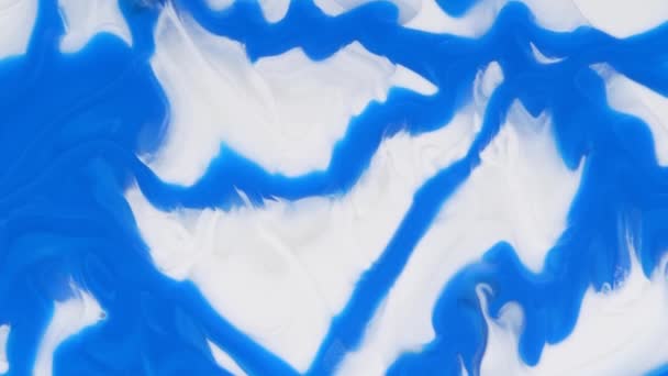 青と白の背景画像。キャンバスから絵具が落ちます。液体塗料の汚れ。ソフト移行。概要｜アートワークの背景遷移スクリーンセーバー. — ストック動画