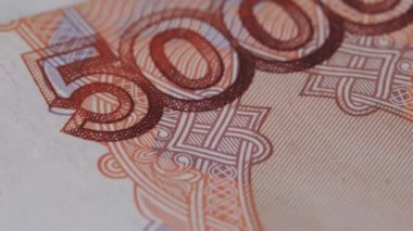 5000 Rus rublesi. Bir yığın banknot 5000 Rus rublesi..