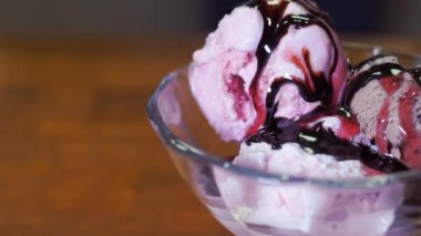 Renkli toplar şeklinde dondurmalar. Temiz bir kasede bir çeşit dondurma..