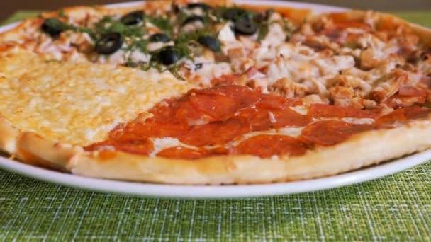 Pizza italiana sobre una masa fina surtida. Pizza cuatro estaciones. — Vídeo de stock