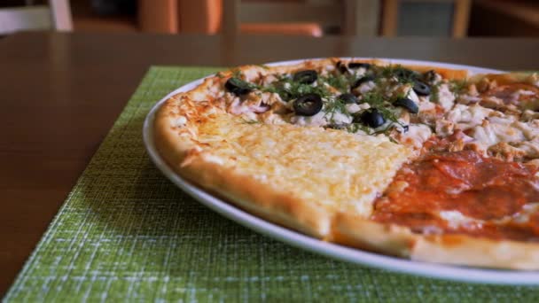 意大利披萨，薄薄的面团，各种。比萨四季. — 图库视频影像