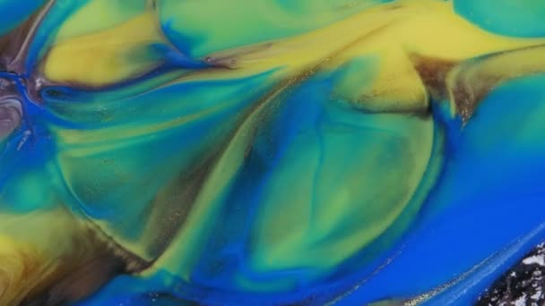 Azul, amarelo, verde, estrias em um fundo colorido. Fluxos de pastel claro abstrato fluem ao longo do plano sobre um fundo azul. Textura de mármore. Arte fluida. Abstrações líquidas. — Vídeo de Stock