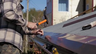 Özel bir evin drenaj sisteminin kurulumu. Düşürenlerin eklentisi. Çatı, özel bir evde işe yarar..