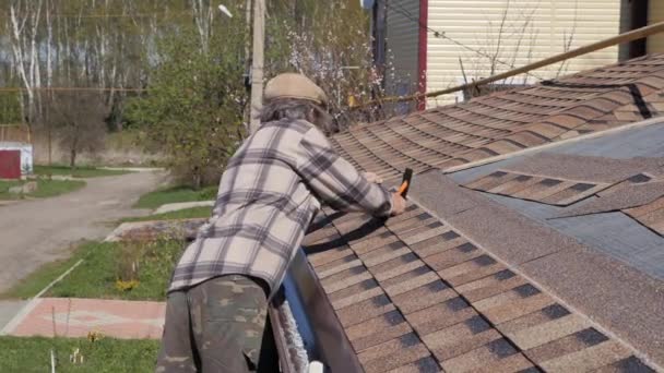 Položení měkkých dlaždic. Bitumenová střecha. Kladení hřebíků kladivem. — Stock video