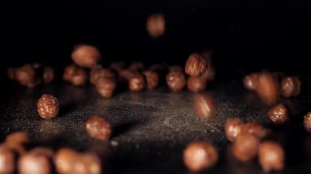 Çikolata topları. Çikolatalı mısır gevreği topları. Siyah arka planda bir aşağı bir yukarı hareket ediyor.. — Stok video