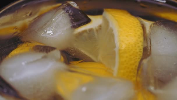 Primo piano d'acqua di vetro con calce, limone. Soda con limone a fette e ghiaccio per la disintossicazione. concetto di freschezza. — Video Stock