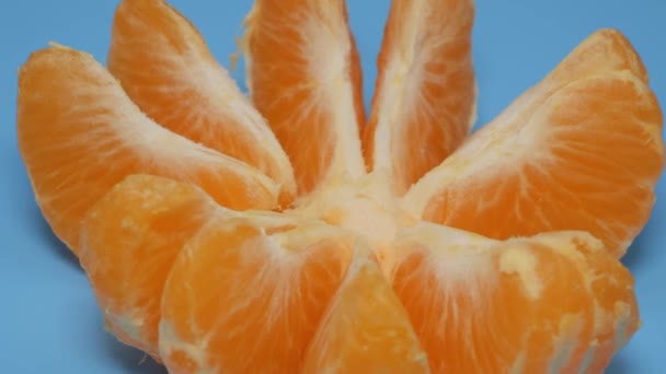 Rebanadas de mandarina rotan en un plano. — Vídeos de Stock