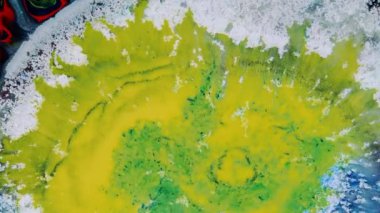 Renk reaksiyonu, damla farklı yönlere yayılır. Hücre yapısı. Gri arkaplan. Boya tuvalden damlıyor. Sıvı boya lekeleri. Yumuşak geçiş. Soyutlamalar Art arkaplanı