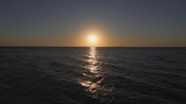 Gün batımında deniz ufkunda yuvarlak güneş. Deniz batımı.