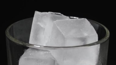 Siyah arka planda buzlar..